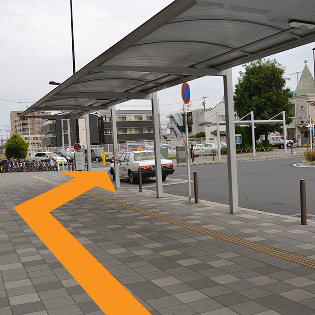 ロータリーにでましたら、矢印の方向にお進みください