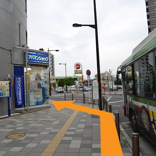 アパマンショップがありますので、左折し、直進してください