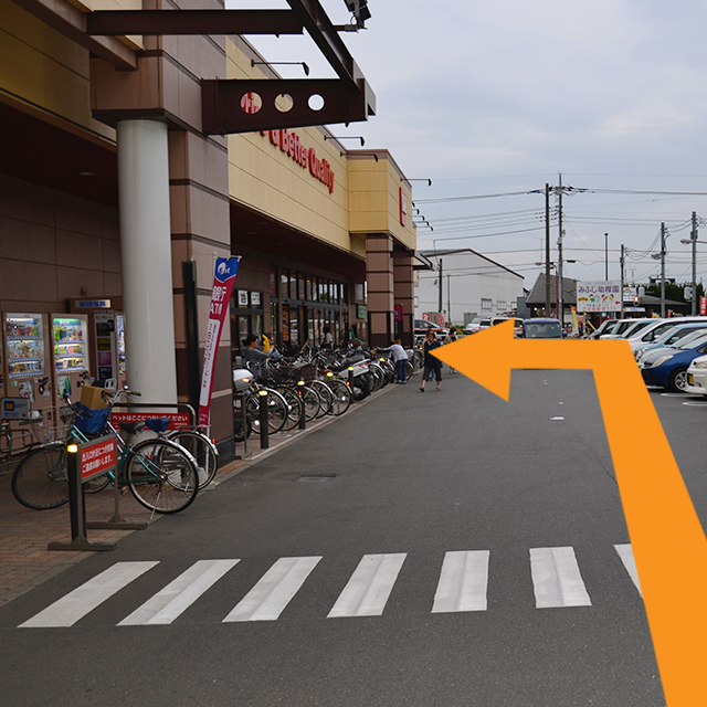 ベルクの正面より矢印方向突き当たりを左折ください